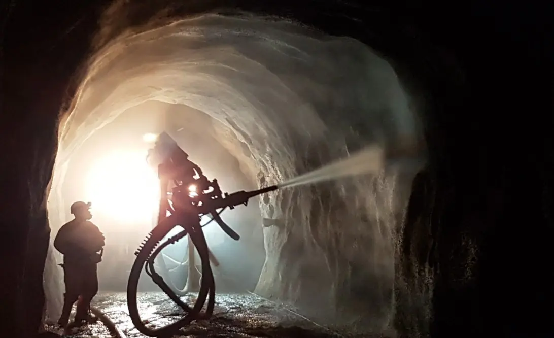 Nowoczesne technologie w budownictwie podziemnym — beton natryskowy z fibrowłóknami